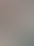 Ein modern eingerichteter Restaurantbereich mit Holztischen, türkisfarbenen Stühlen, grauen Wänden und geometrischem Bodenmuster.